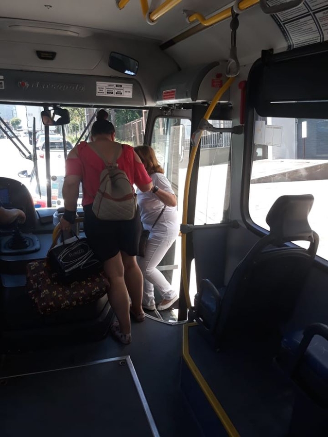 #ParaCegoVer: Nas fotos temos usuários da APADEV junto com dois profissionais auxiliando-os no embarque do ônibus. Fotos tiradas do lado de fora e do interior do ônibus.